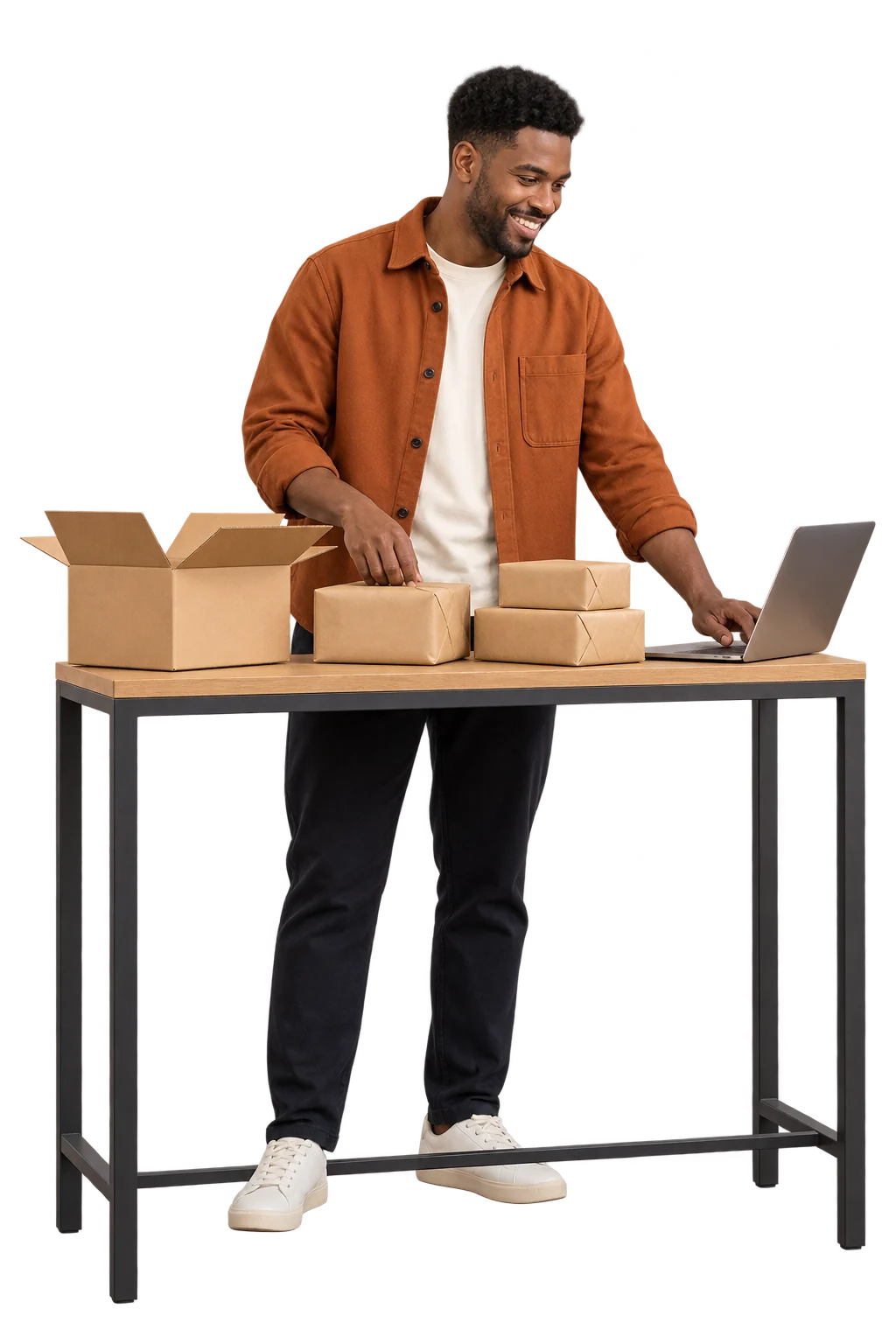 E-commerçant préparant des colis près de son ordinateur