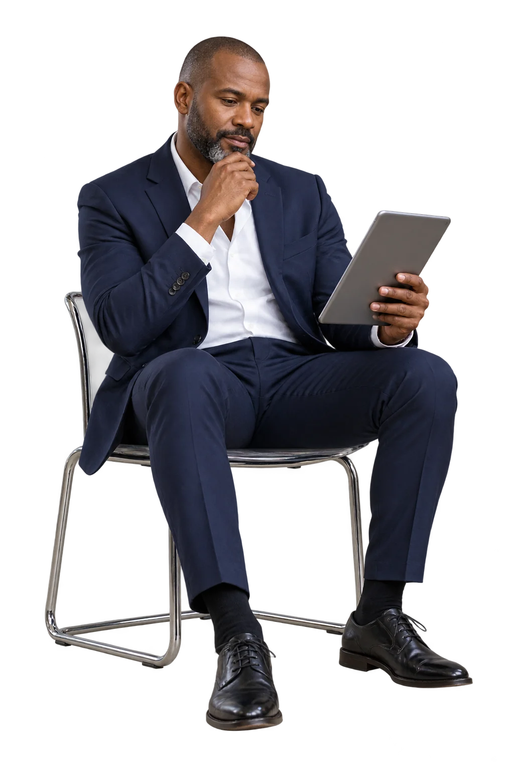 Dirigeant analysant ses indicateurs sur une tablette