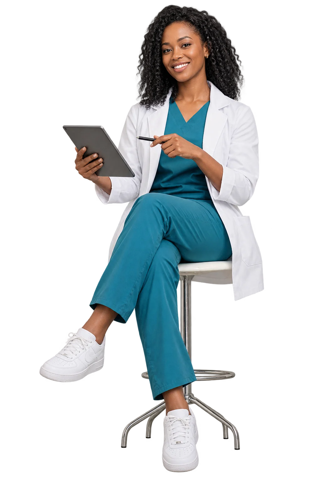 Coordinatrice de santé en tenue médicale consultant une tablette